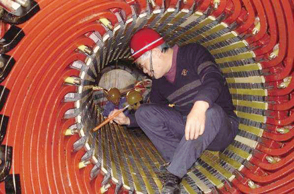 西安泰富西瑪電機吳高治、劉長安、張衛華榮獲西安市勞動模范榮譽稱號。